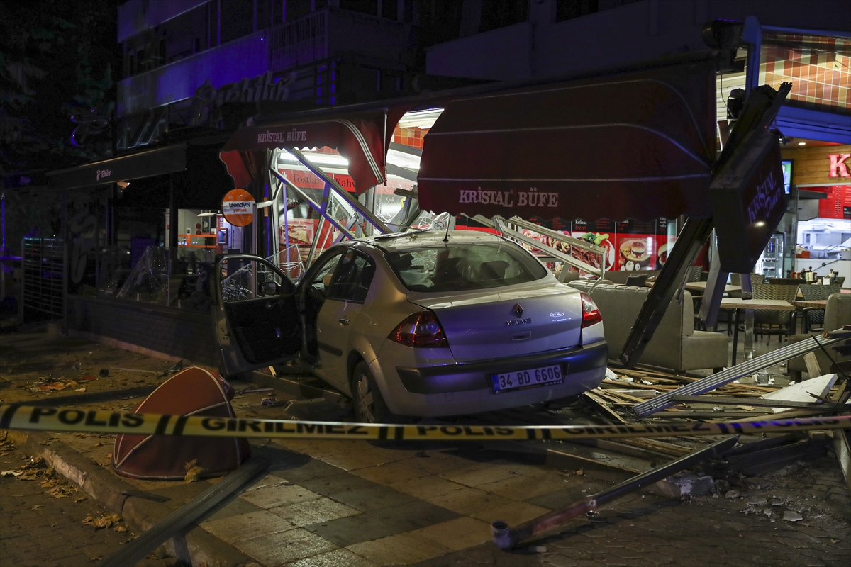 Kadıköy’de Yoldan Çıkan Otomobil Büfeye Girdi