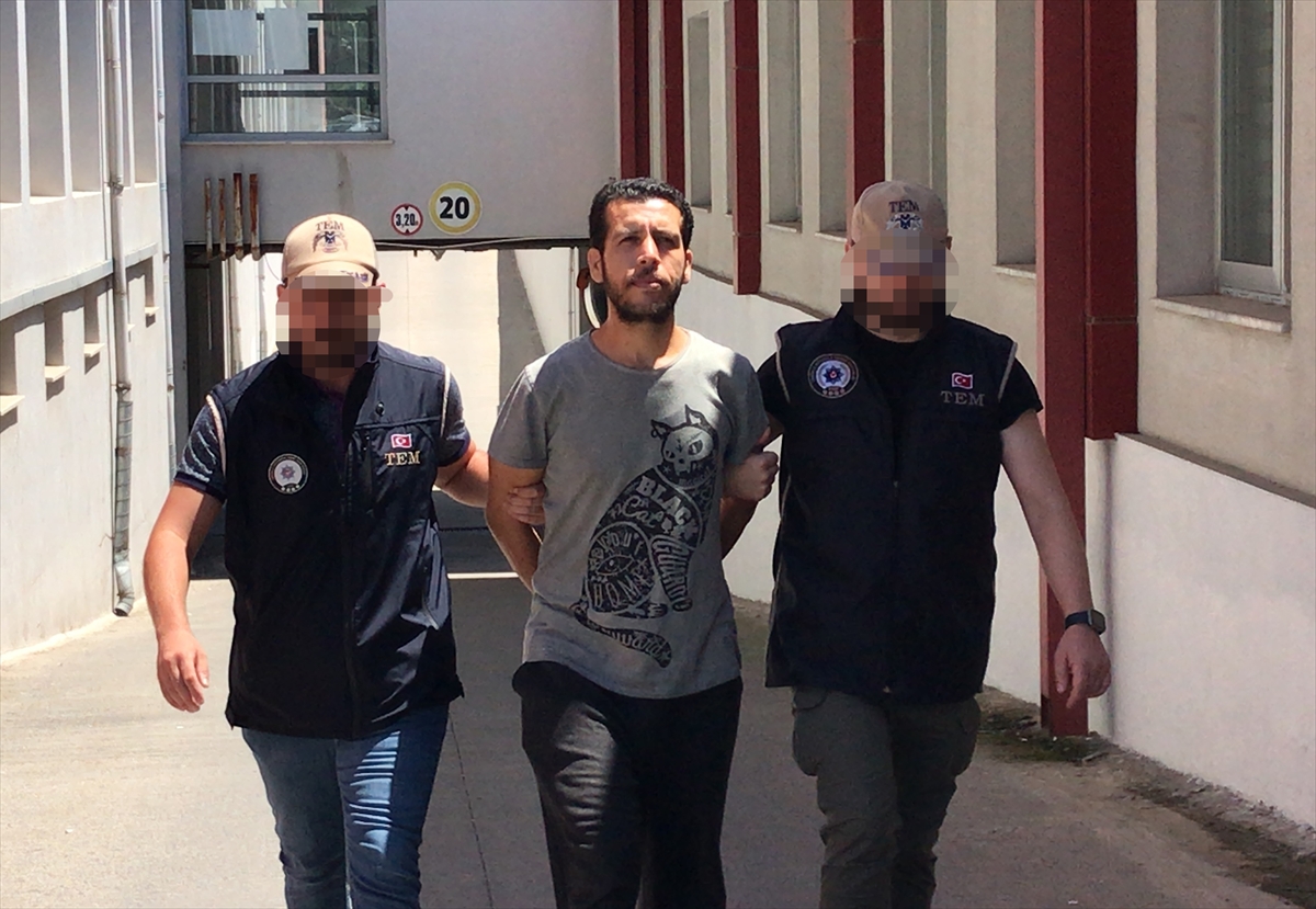 Adana'da FETÖ'nün hücre evine yönelik yapılan operasyon polis kamerasında