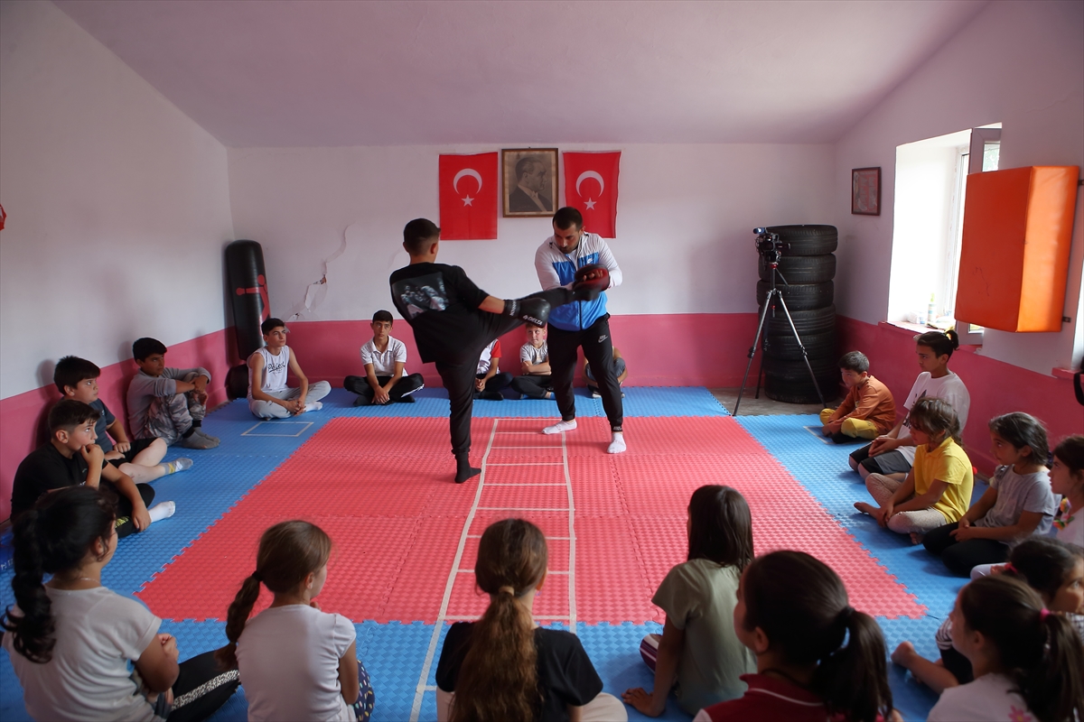 Köy Çocuklarının Hayatı Bayram İçin Köye Giden Antrenör Sayesinde Değişti