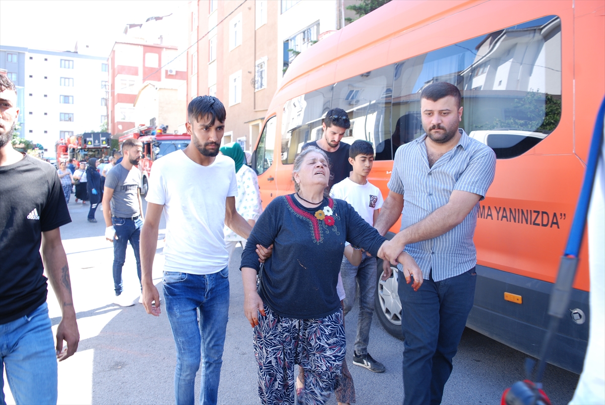 Kartal'da Binada Yükselen Alevler Söndürüldü