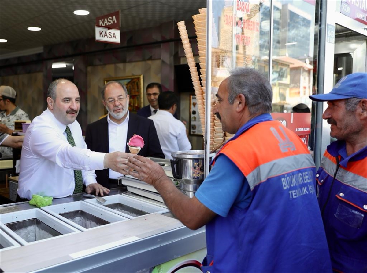 Bakan Varank'tan Vatandaşlara Dondurma Jesti