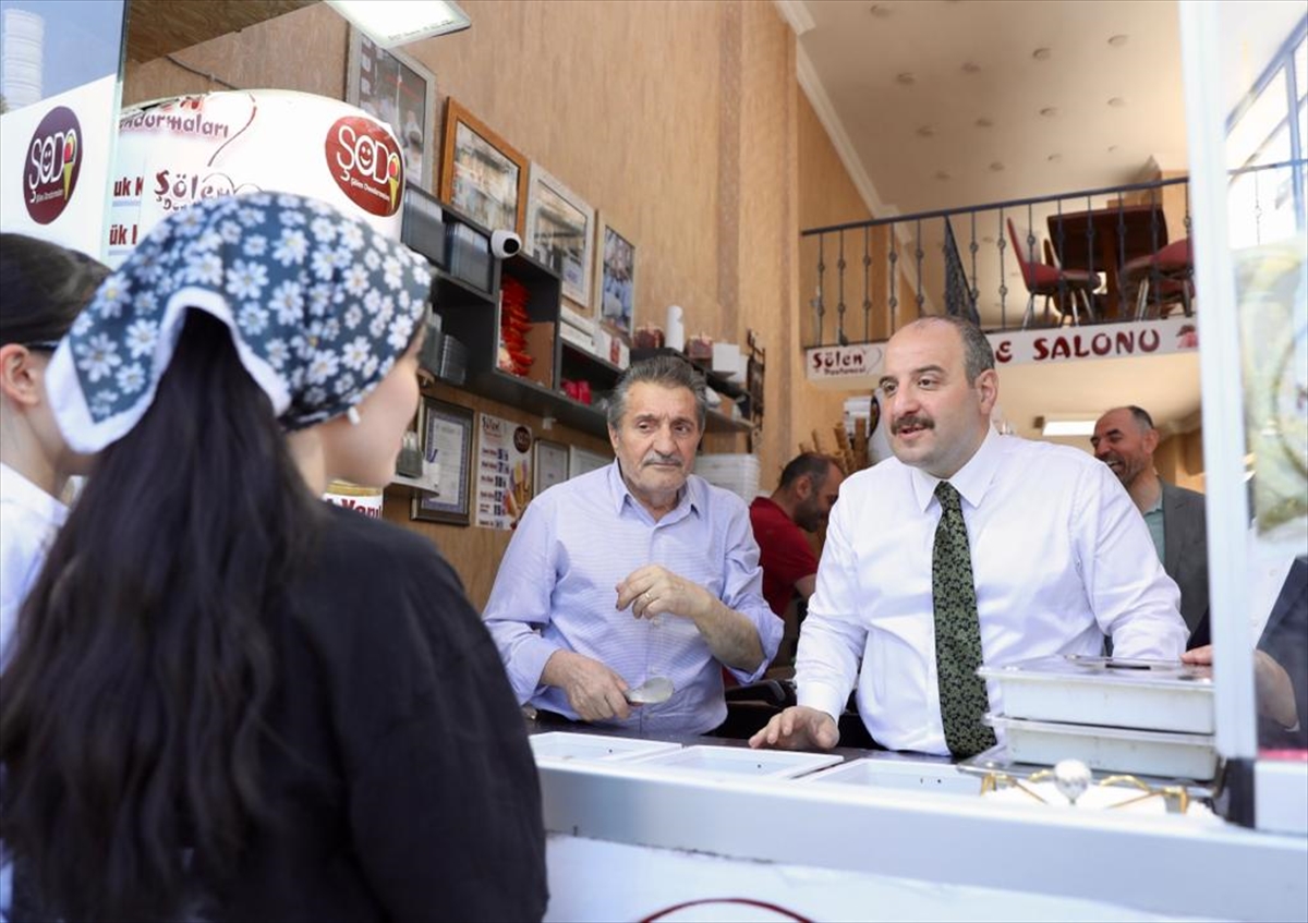 Bakan Varank'tan Vatandaşlara Dondurma Jesti