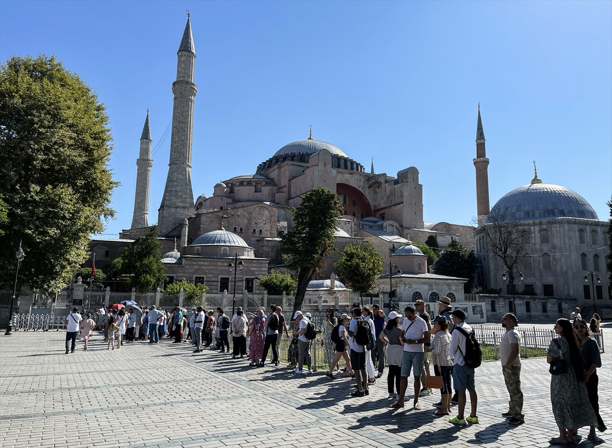 Ayasofya'da ibadete açılışının ikinci yıl dönümünde ziyaretçi yoğunluğu yaşanıyor