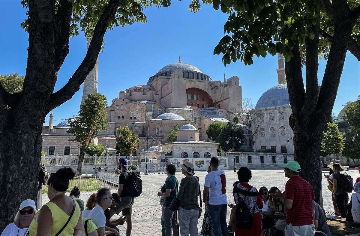 Ayasofya'da ibadete açılışının ikinci yıl dönümünde ziyaretçi yoğunluğu yaşanıyor