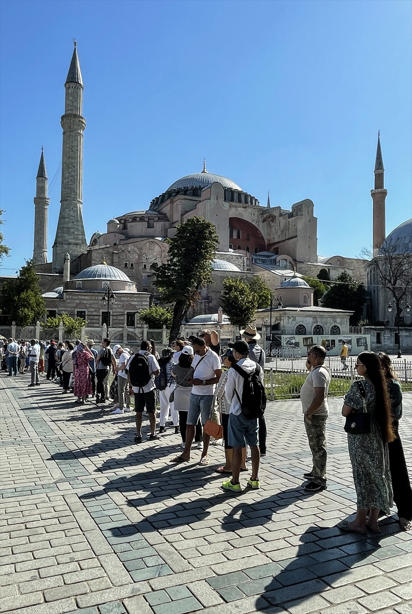 Ayasofya'da ibadete açılışının ikinci yıl dönümünde ziyaretçi yoğunluğu yaşanıyor