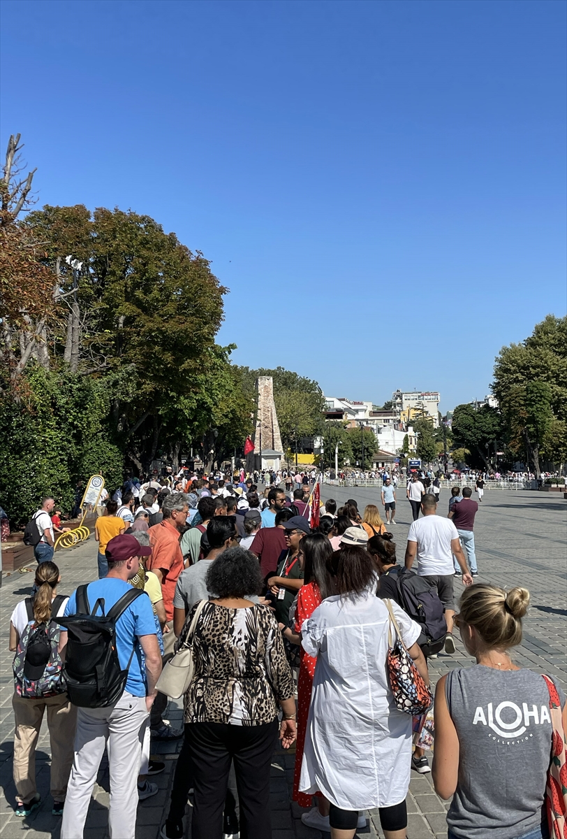 Ayasofya'da ibadete açılışının ikinci yıl dönümünde ziyaretçi yoğunluğu yaşanıyor