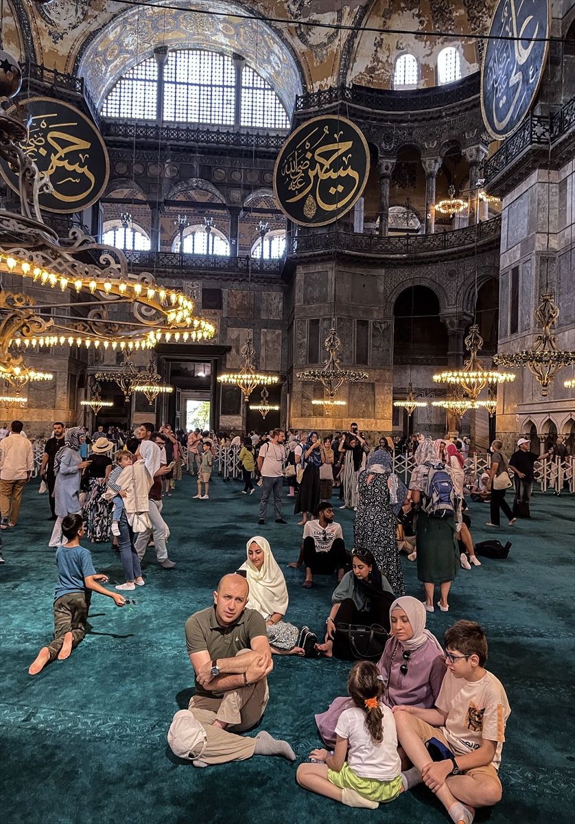 Ayasofya'da ibadete açılışının ikinci yıl dönümünde ziyaretçi yoğunluğu yaşanıyor