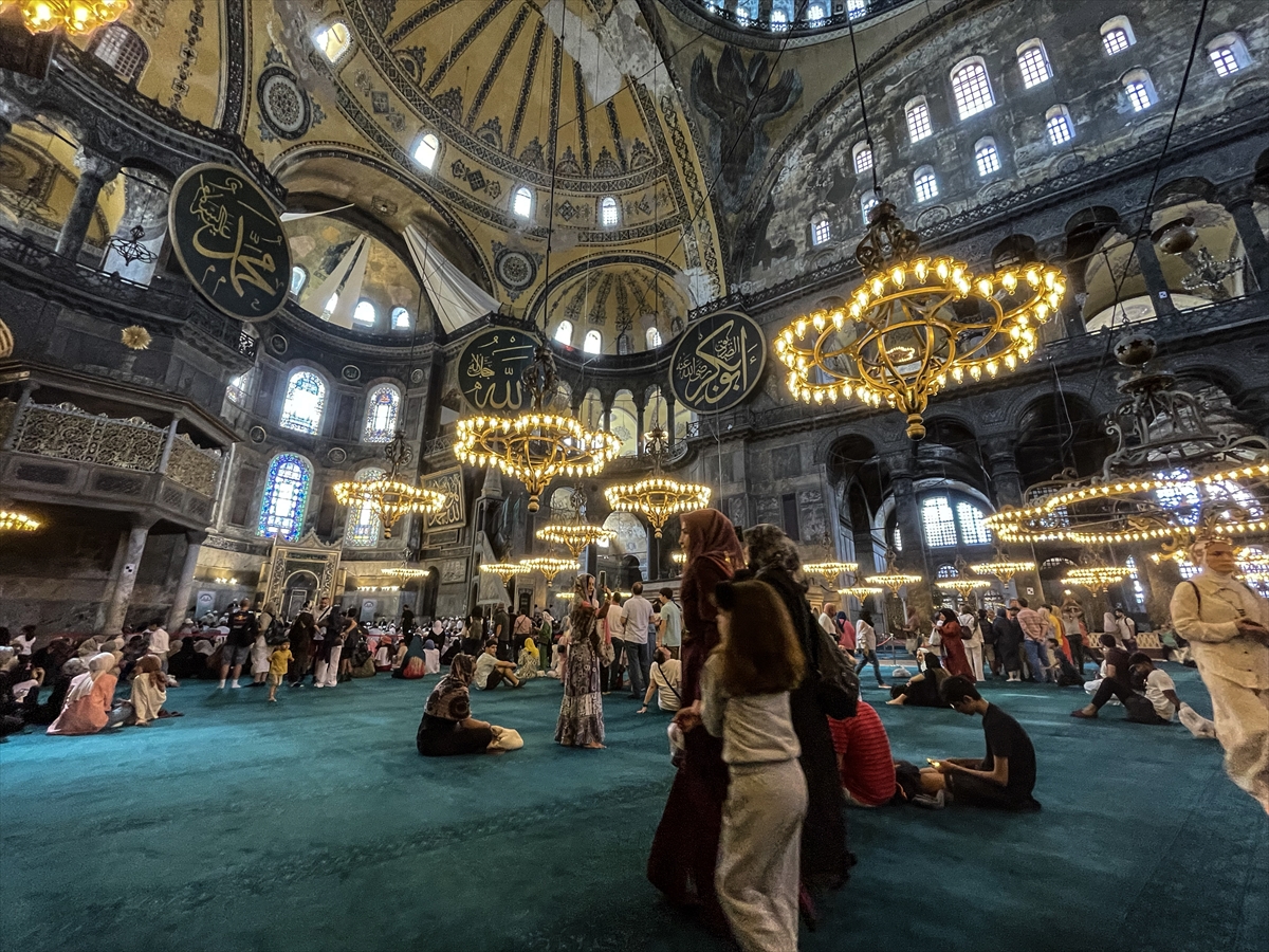 Ayasofya'da ibadete açılışının ikinci yıl dönümünde ziyaretçi yoğunluğu yaşanıyor