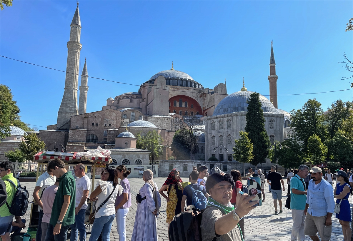 Ayasofya'da ibadete açılışının ikinci yıl dönümünde ziyaretçi yoğunluğu yaşanıyor