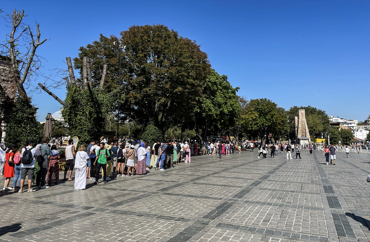 Ayasofya'da ibadete açılışının ikinci yıl dönümünde ziyaretçi yoğunluğu yaşanıyor