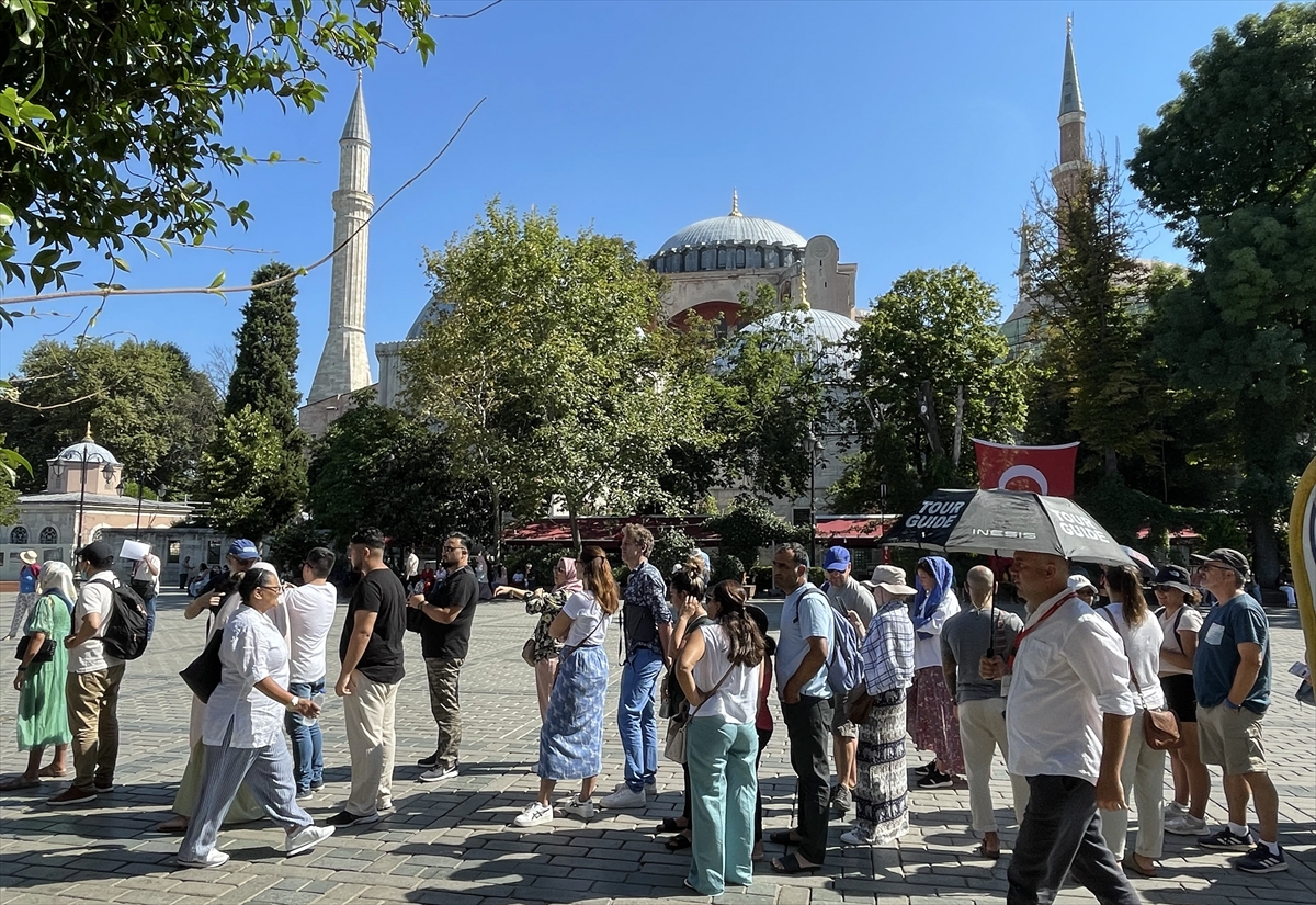 Ayasofya'da ibadete açılışının ikinci yıl dönümünde ziyaretçi yoğunluğu yaşanıyor