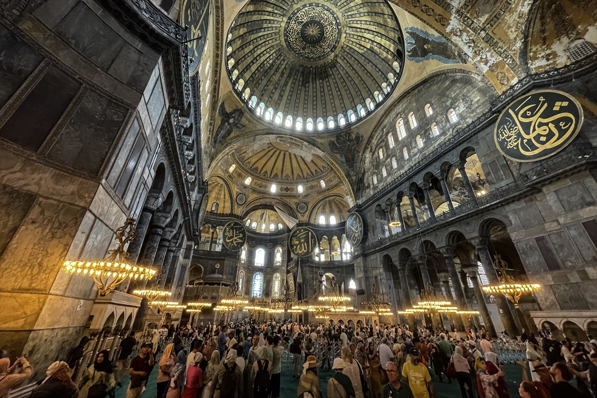 Ayasofya'da ibadete açılışının ikinci yıl dönümünde ziyaretçi yoğunluğu yaşanıyor