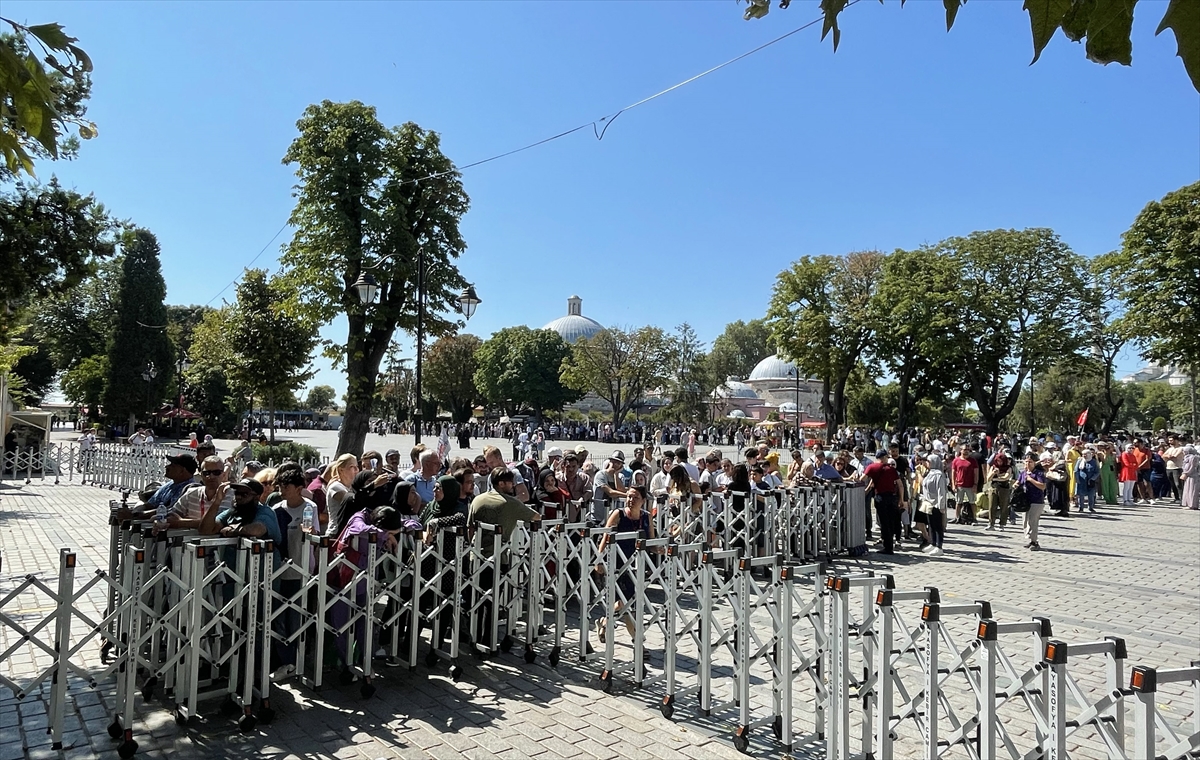 Ayasofya'da ibadete açılışının ikinci yıl dönümünde ziyaretçi yoğunluğu yaşanıyor