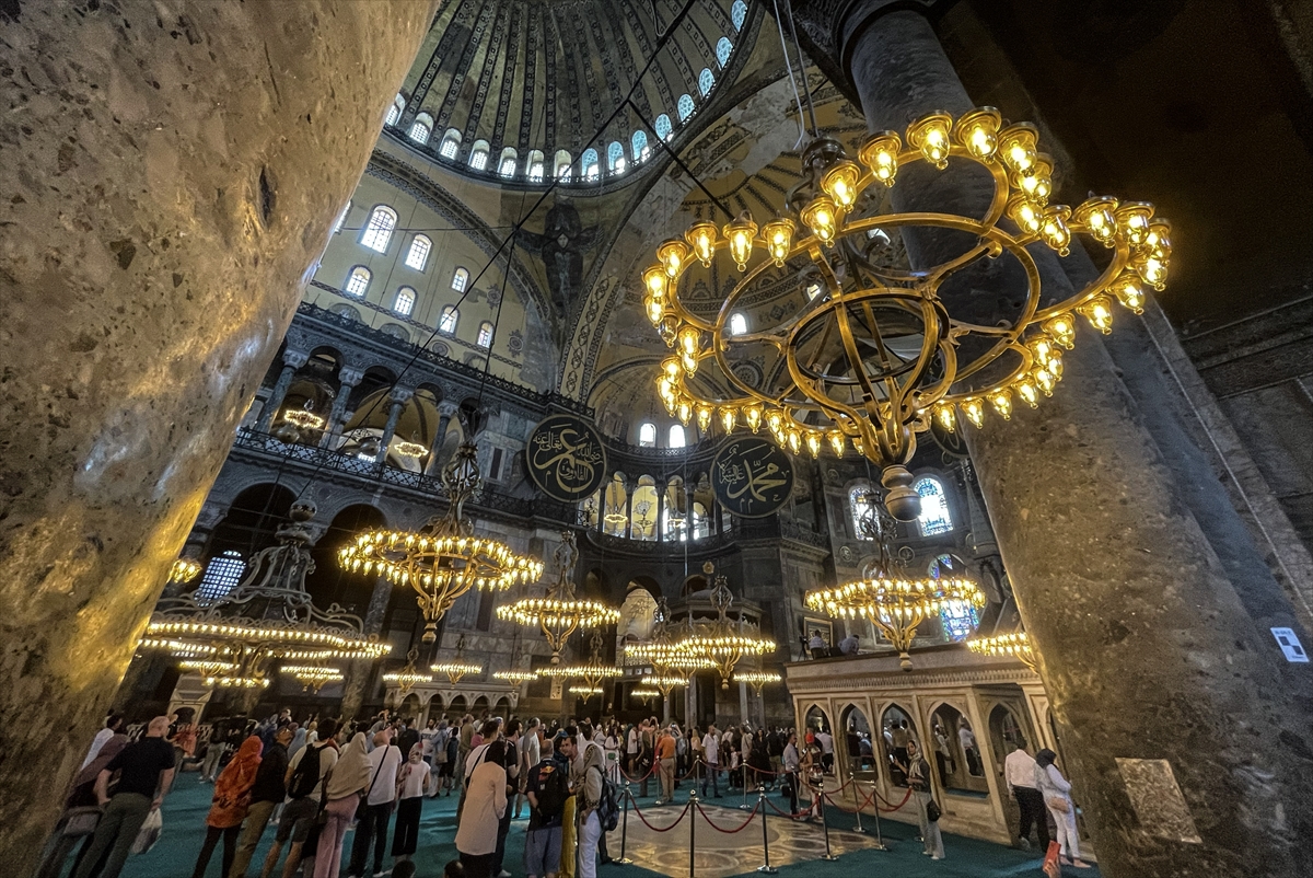 Ayasofya'da ibadete açılışının ikinci yıl dönümünde ziyaretçi yoğunluğu yaşanıyor