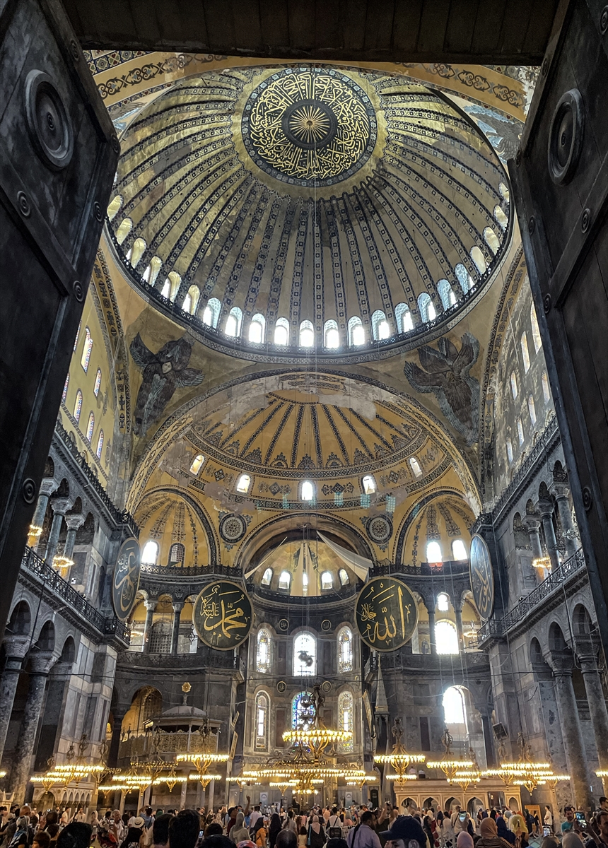 Ayasofya'da ibadete açılışının ikinci yıl dönümünde ziyaretçi yoğunluğu yaşanıyor