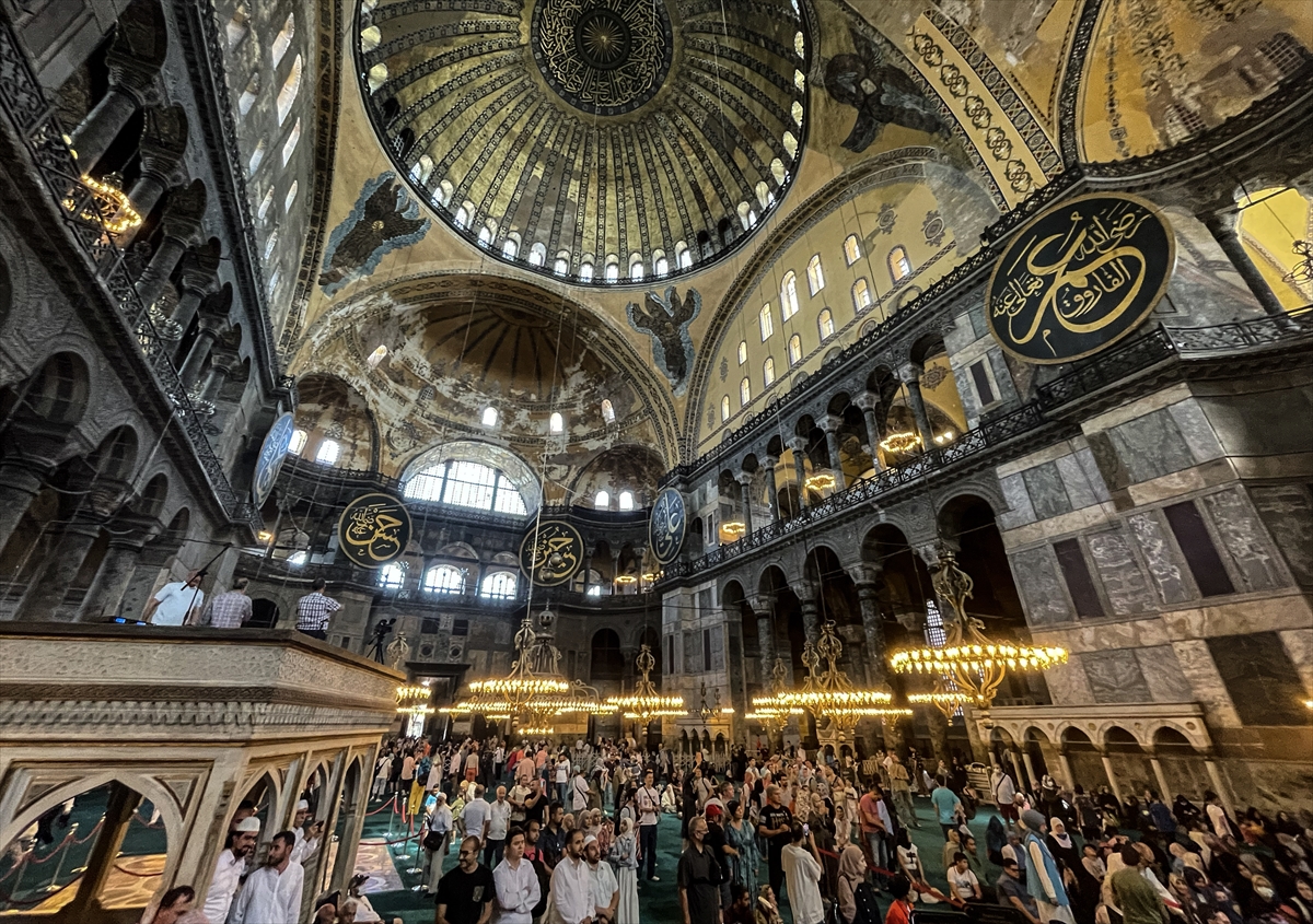 Ayasofya'da ibadete açılışının ikinci yıl dönümünde ziyaretçi yoğunluğu yaşanıyor