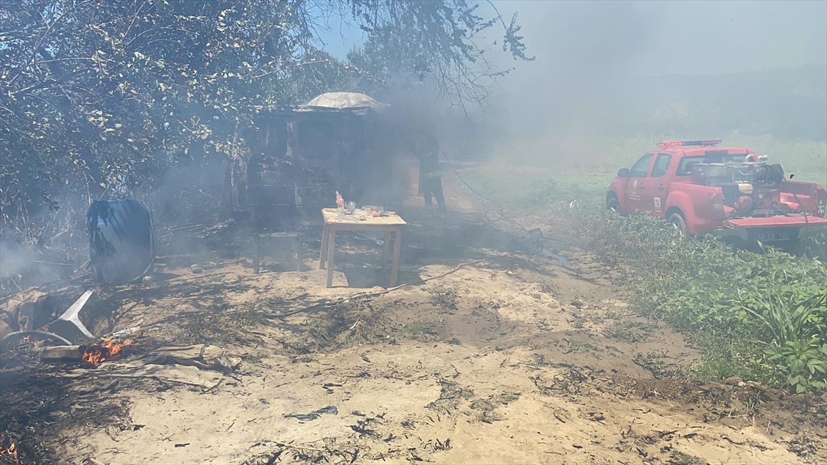 Muğla'da Park Halindeki Minibüsten Sazlığa Sıçrayan Yangın Ekipler Tarafından Söndürüldü