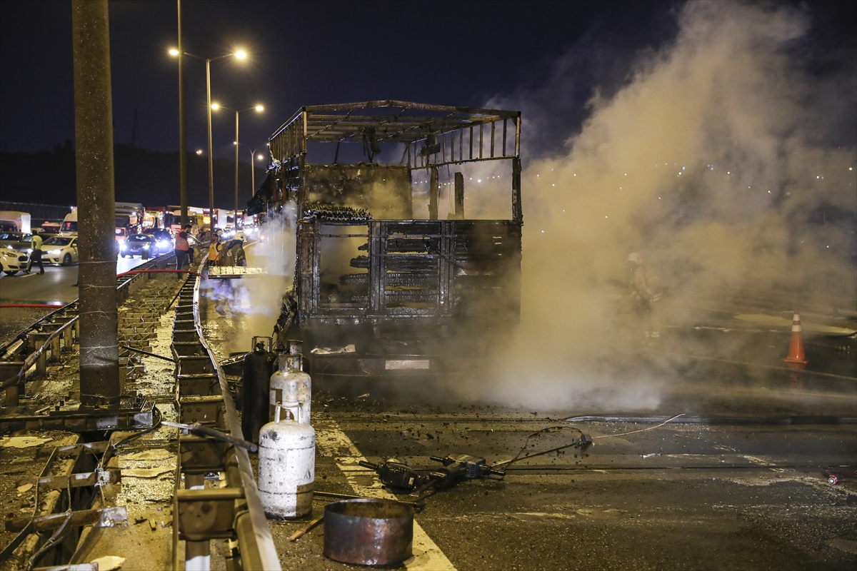 Oksijen Yüklü Kamyon Alev Aldı