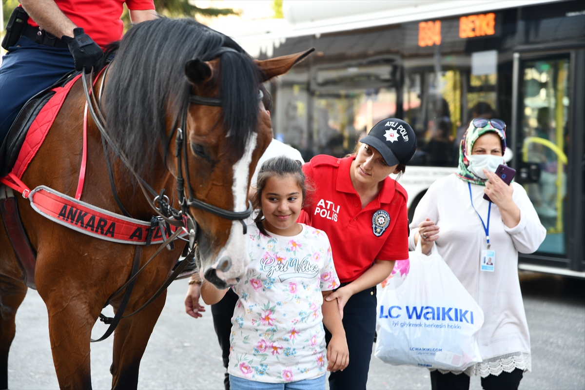 Gaziantep'te Atlı Polisler Beğeni Topladı