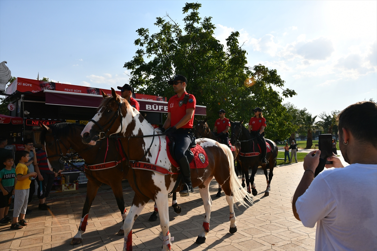 Gaziantep'te Atlı Polisler Beğeni Topladı