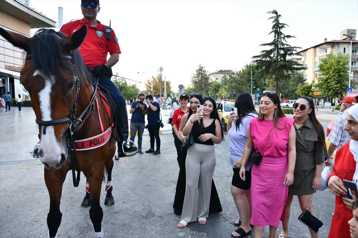 Gaziantep'te Atlı Polisler Beğeni Topladı