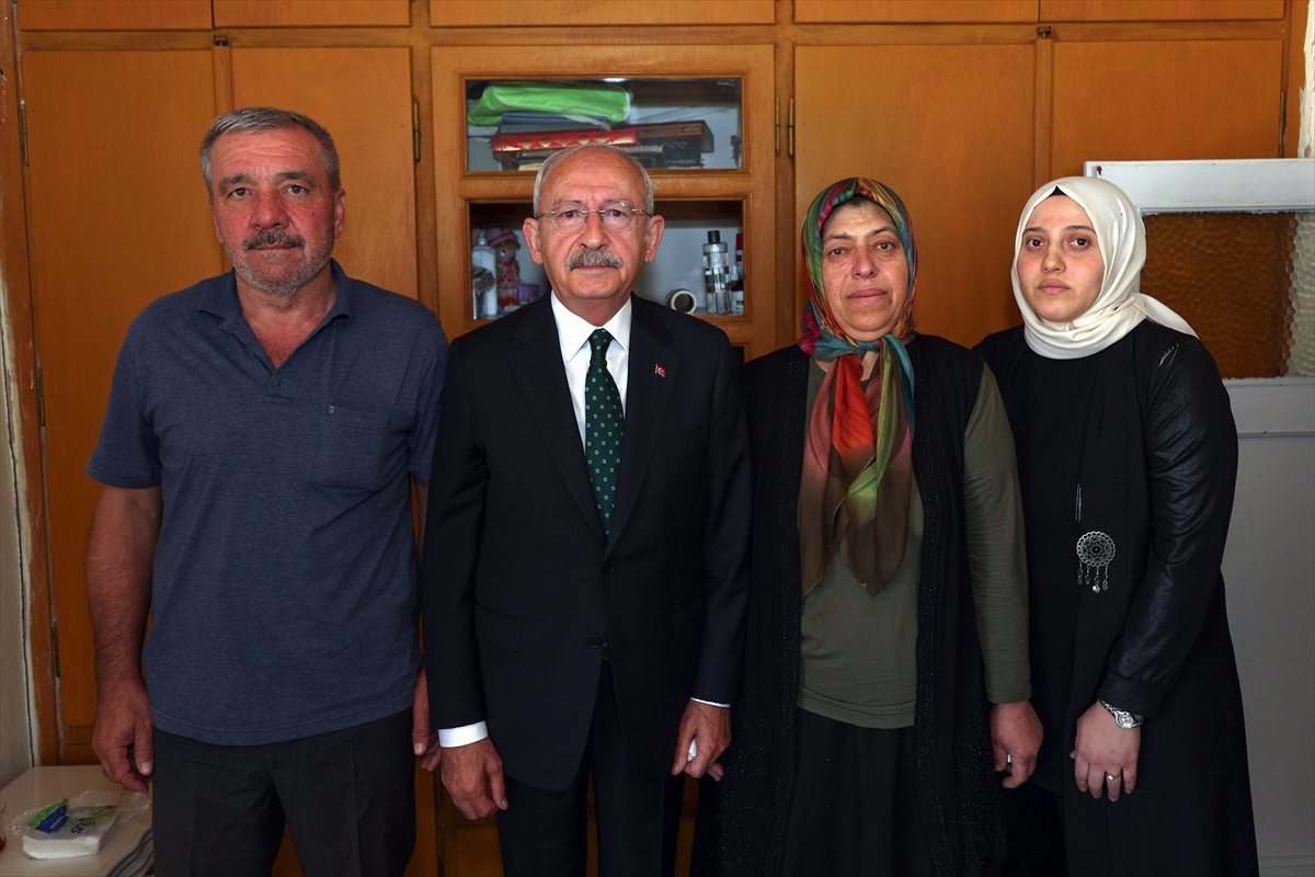 Kılıçdaroğlu, Fethi Şahin'in Ailesini Ziyaret Etti.