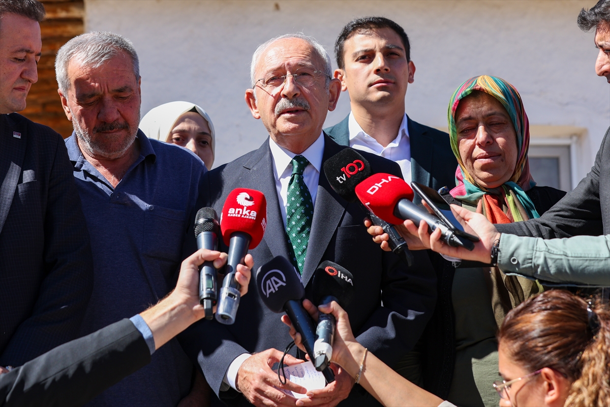 Kılıçdaroğlu, Fethi Şahin'in Ailesini Ziyaret Etti.