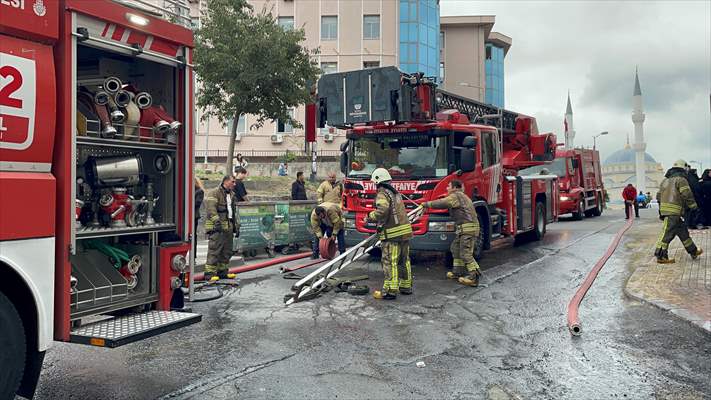 Güngören'de 5 Katlı Binanın Çatısında Çıkan Yangın Söndürüldü