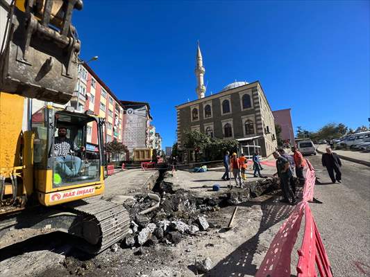 Trabzon'da Altyapı Çalışması Kazısında Mezar Taşı Bulundu