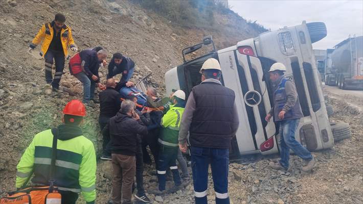 Düzce'de Devrilen Toz Çimento Yüklü Tırın Sürücüsü Yaralandı