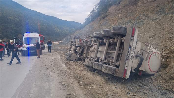 Düzce'de Devrilen Toz Çimento Yüklü Tırın Sürücüsü Yaralandı