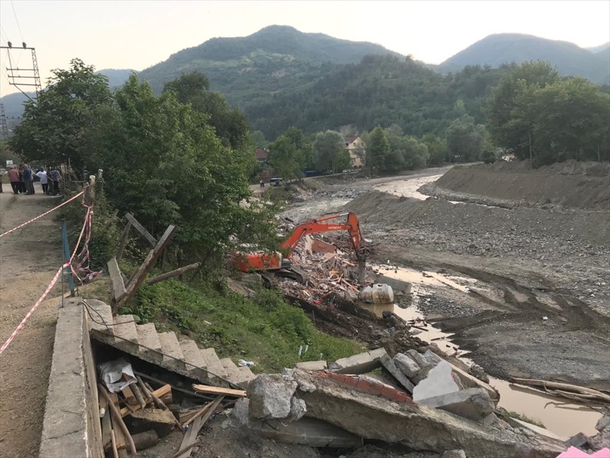 Karabük'te Selden Zarar Gören evlerde yıkım başlatıldı.