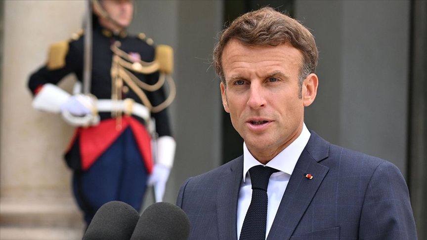 Macron, Fransa'da Kabinenin Enerji Tasarrufu İçin Kalın Giyinme Trendine Katıldı