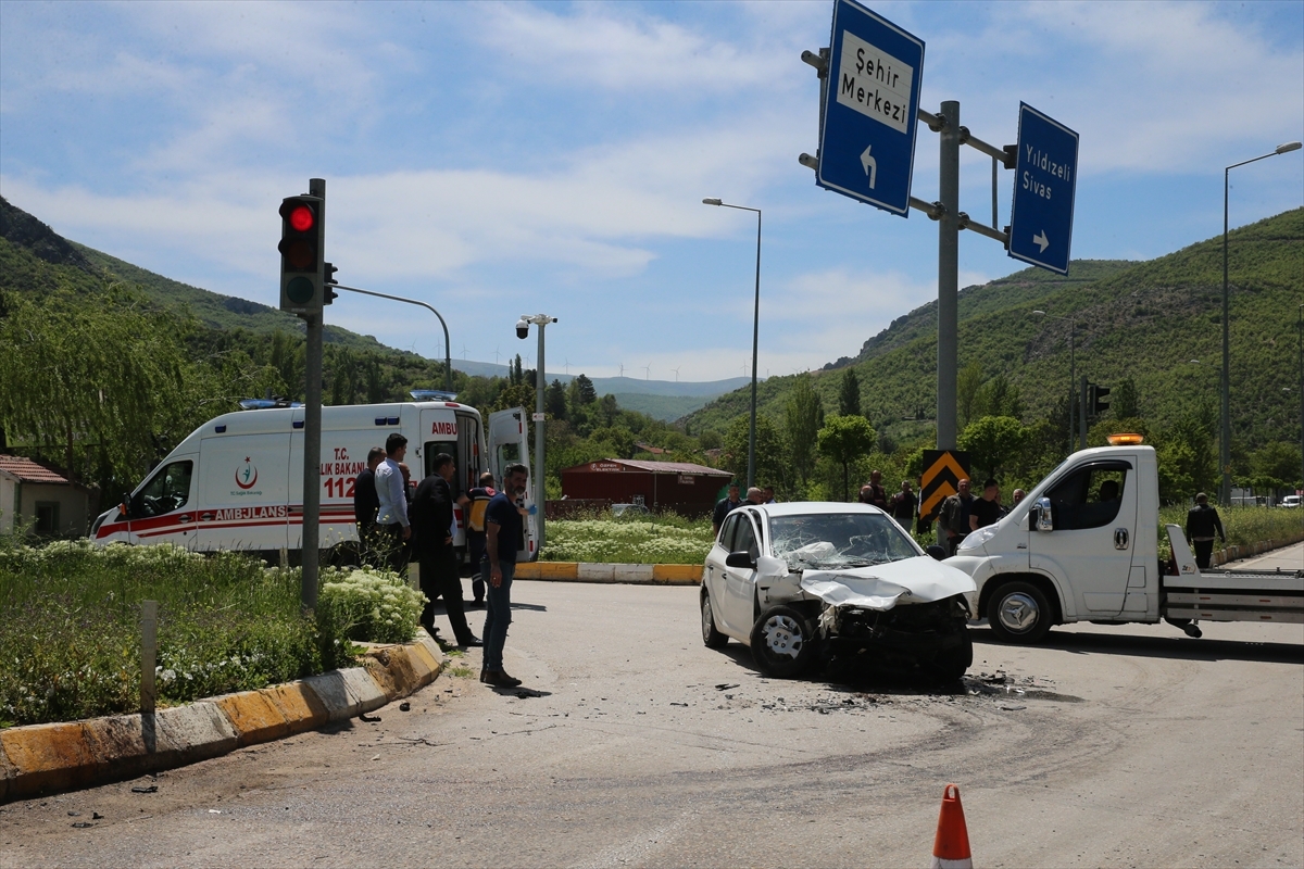 Tokat'ta Kamyonet İle Otomobilin Çarpıştığı Kazada 7 Kişi Yaralandı